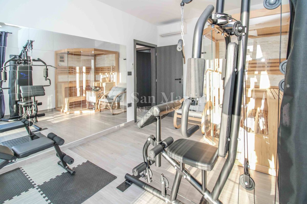 ŽMINJ, Nova pritlična hiša z bazenom