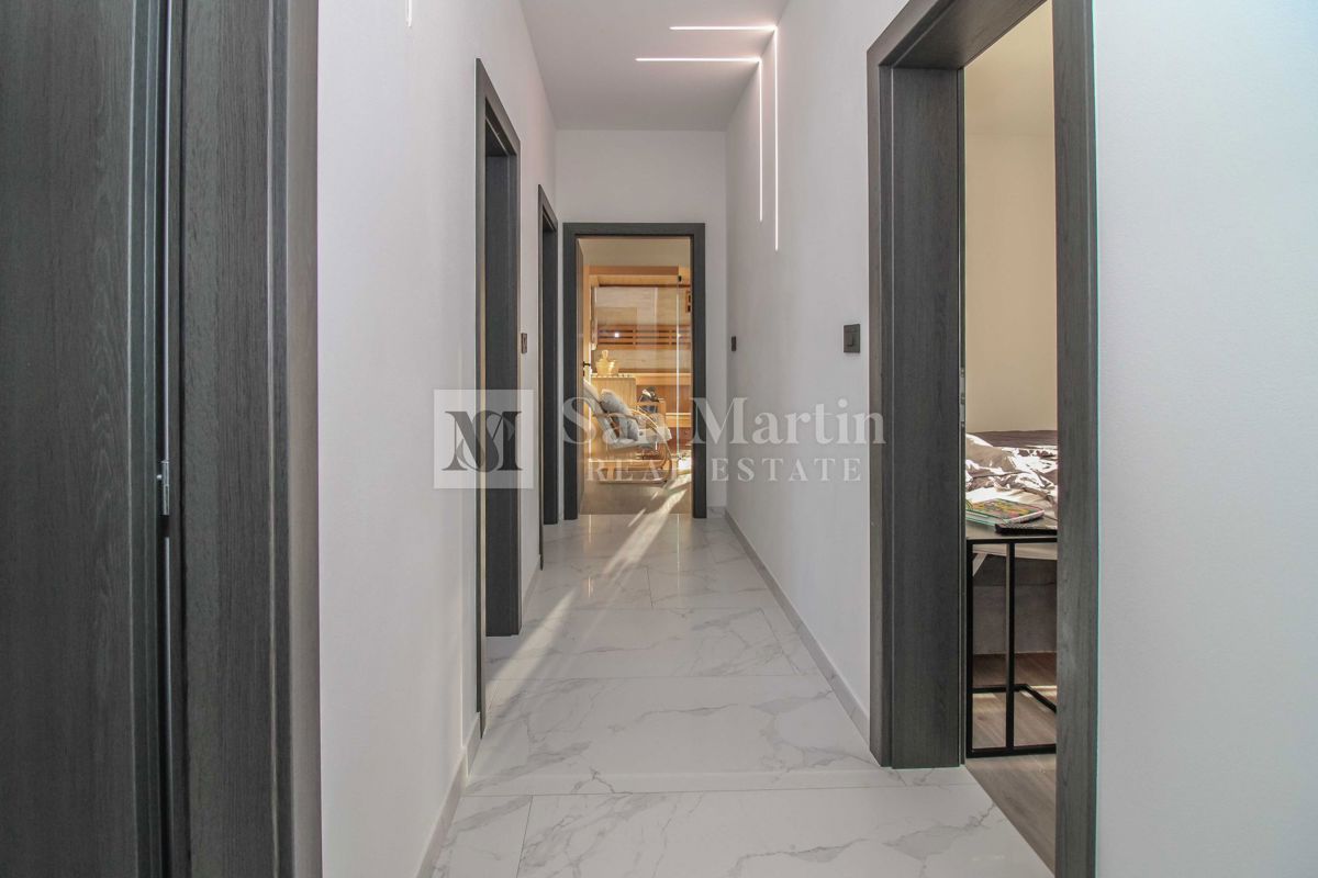 ŽMINJ, Nova pritlična hiša z bazenom