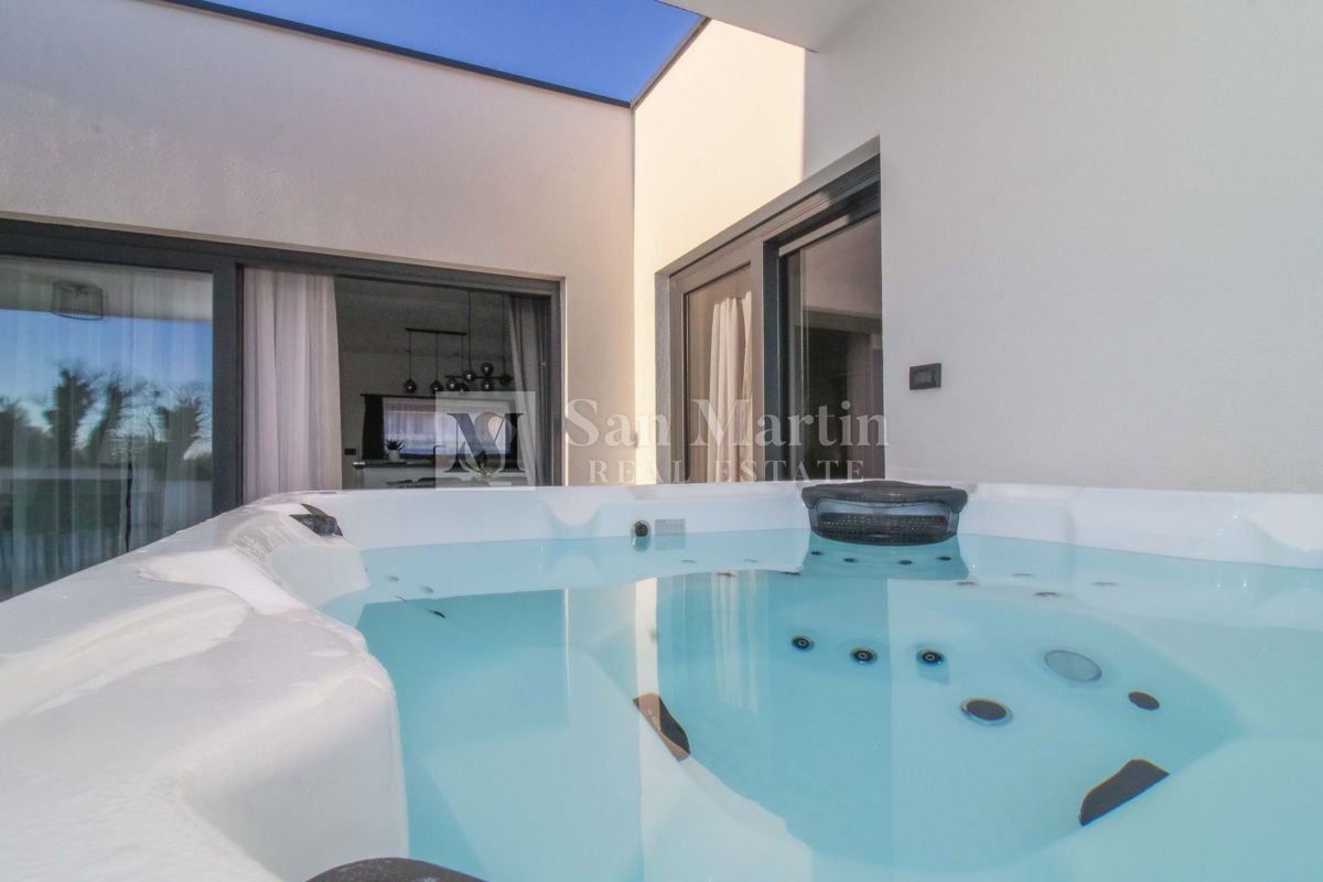 ŽMINJ, Nova pritlična hiša z bazenom