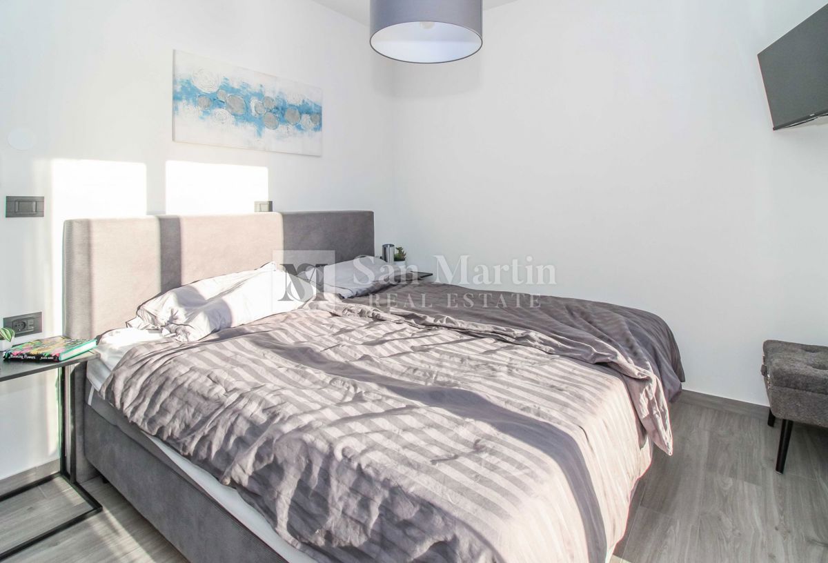 ŽMINJ, Nova pritlična hiša z bazenom