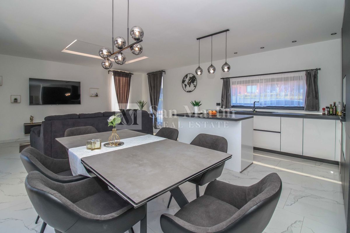 ŽMINJ, Nova pritlična hiša z bazenom