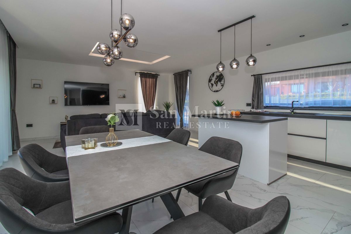 ŽMINJ, Nova pritlična hiša z bazenom