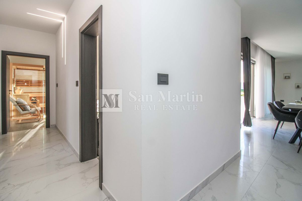 ŽMINJ, Nova pritlična hiša z bazenom