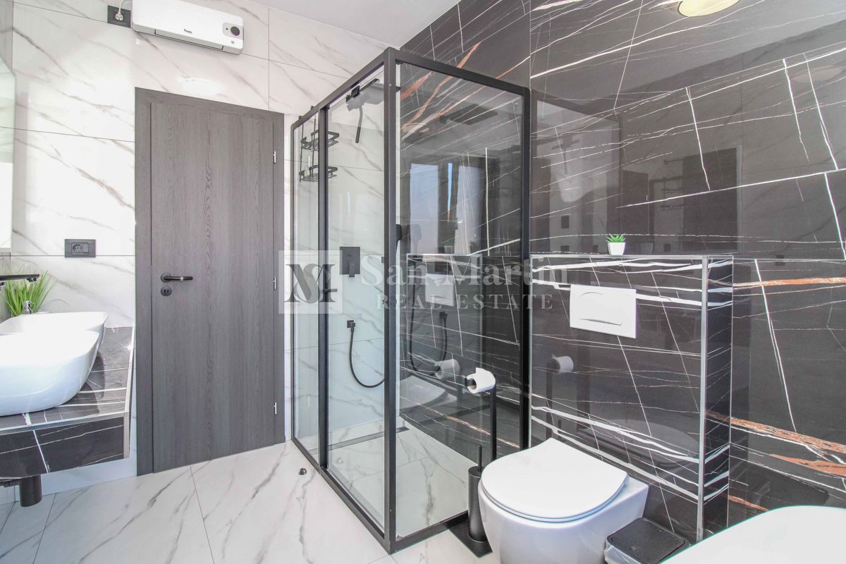 ŽMINJ, Nova pritlična hiša z bazenom