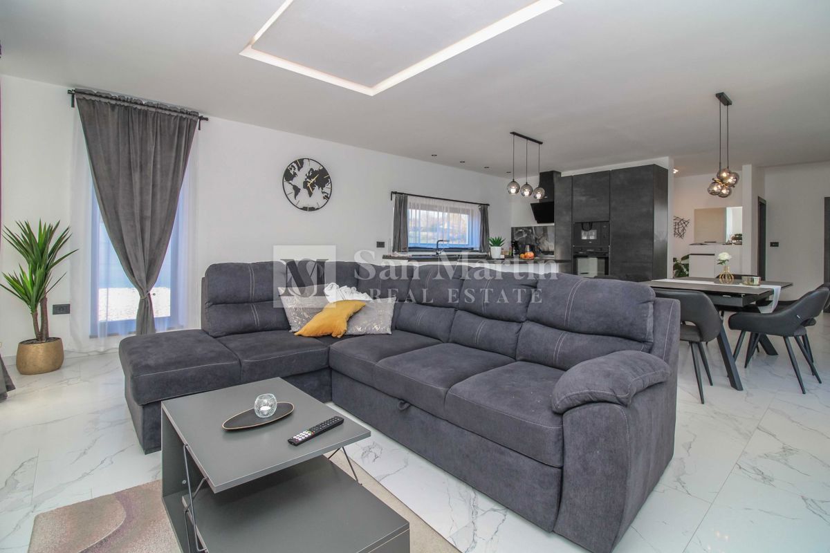 ŽMINJ, Nova pritlična hiša z bazenom