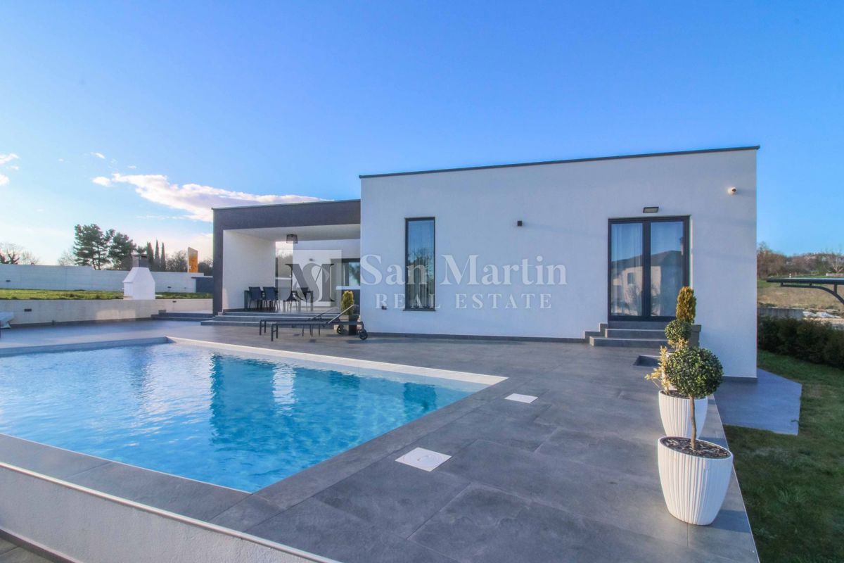 ŽMINJ, Nova pritlična hiša z bazenom