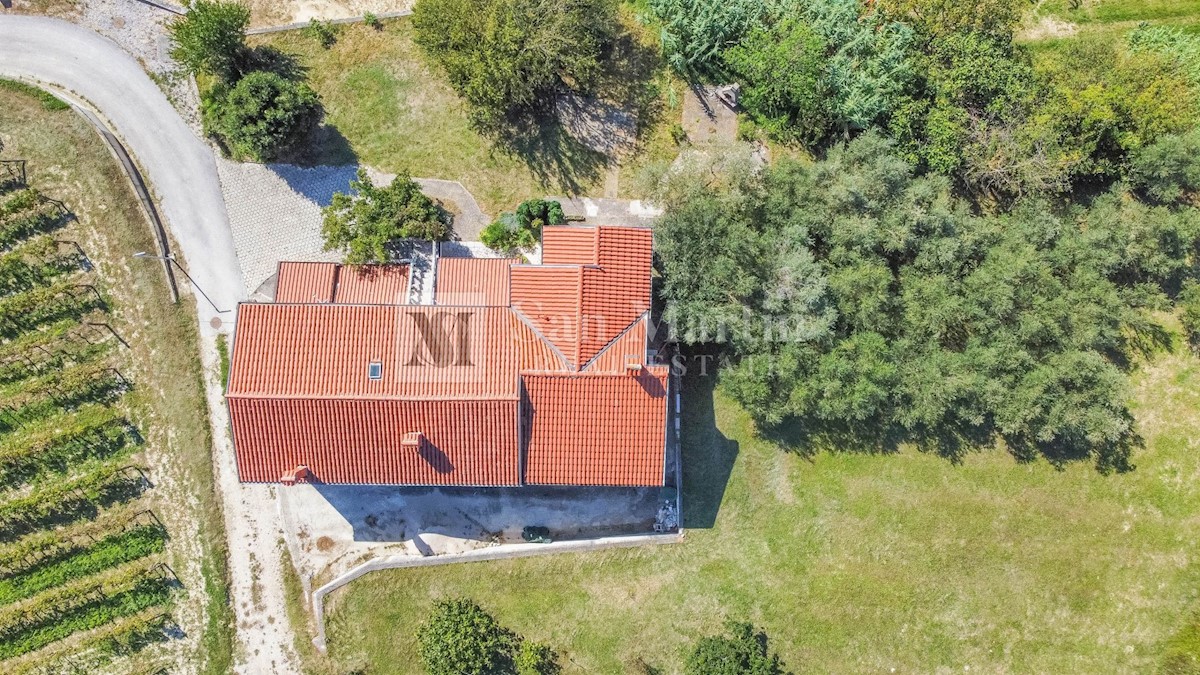 Poreč, okolica - hiša s 5 apartmaji, lep odprt razgled