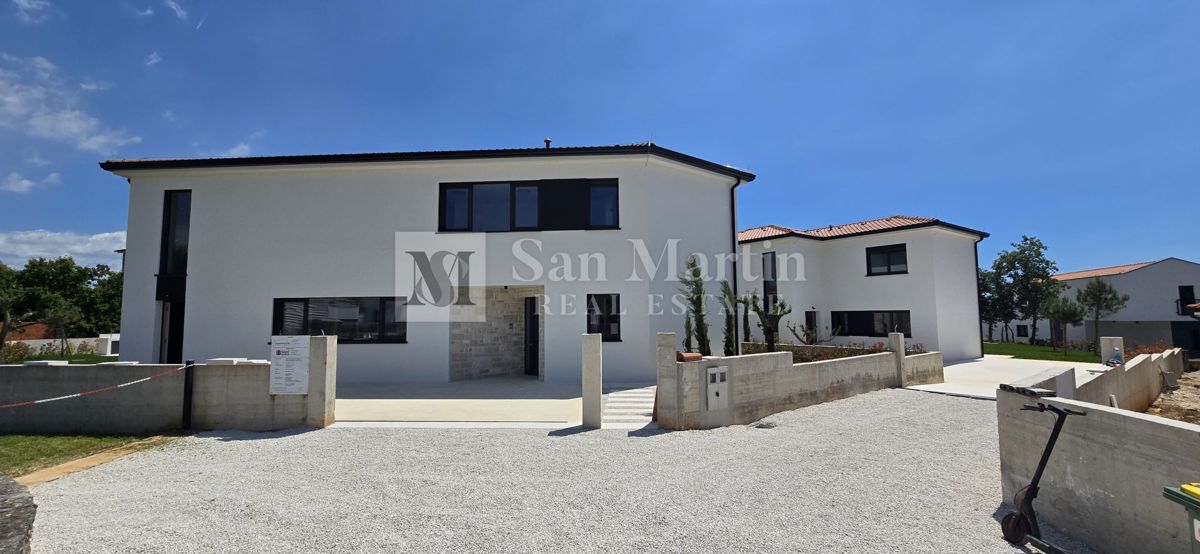 Poreč, okolica, Moderna vila z bazenom v izgradnji