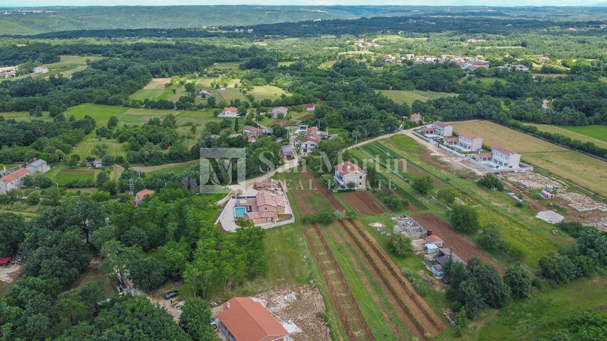 Žminj, okolica - čudovito zemljišče v majhni vasici