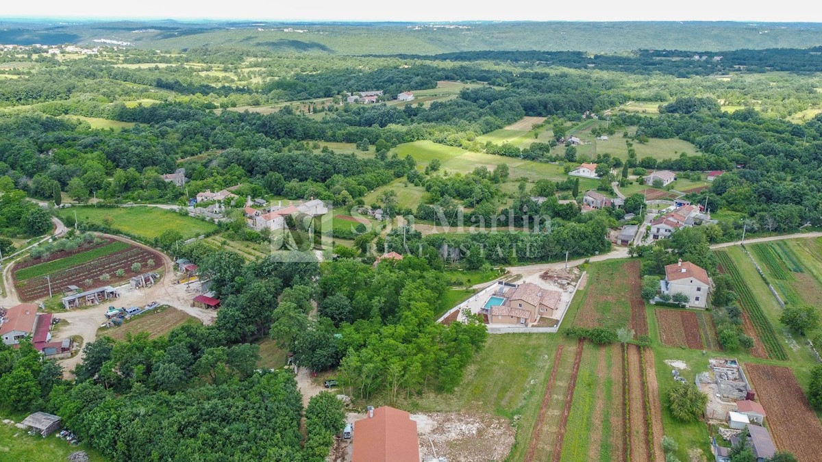 Žminj, okolica - čudovito zemljišče v majhni vasici