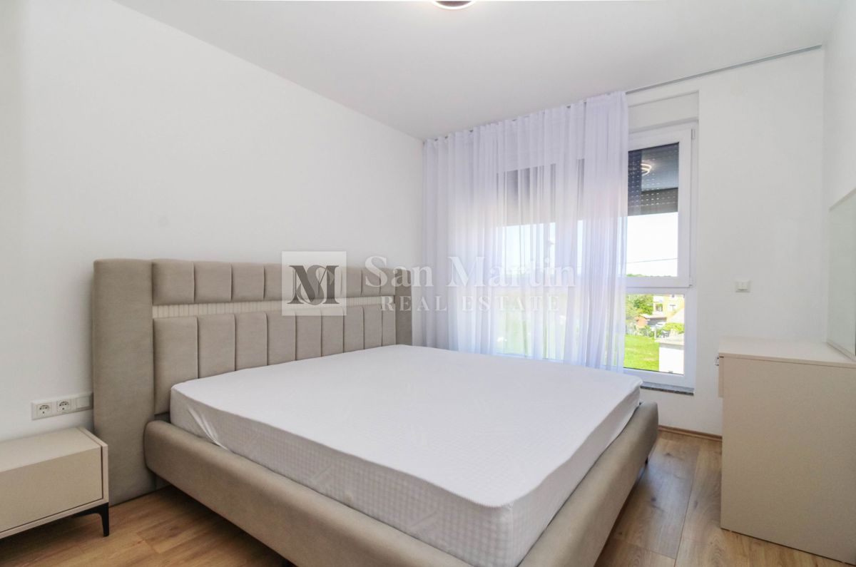 Umag - čudovita, moderna polpritlična hiša z bazenom