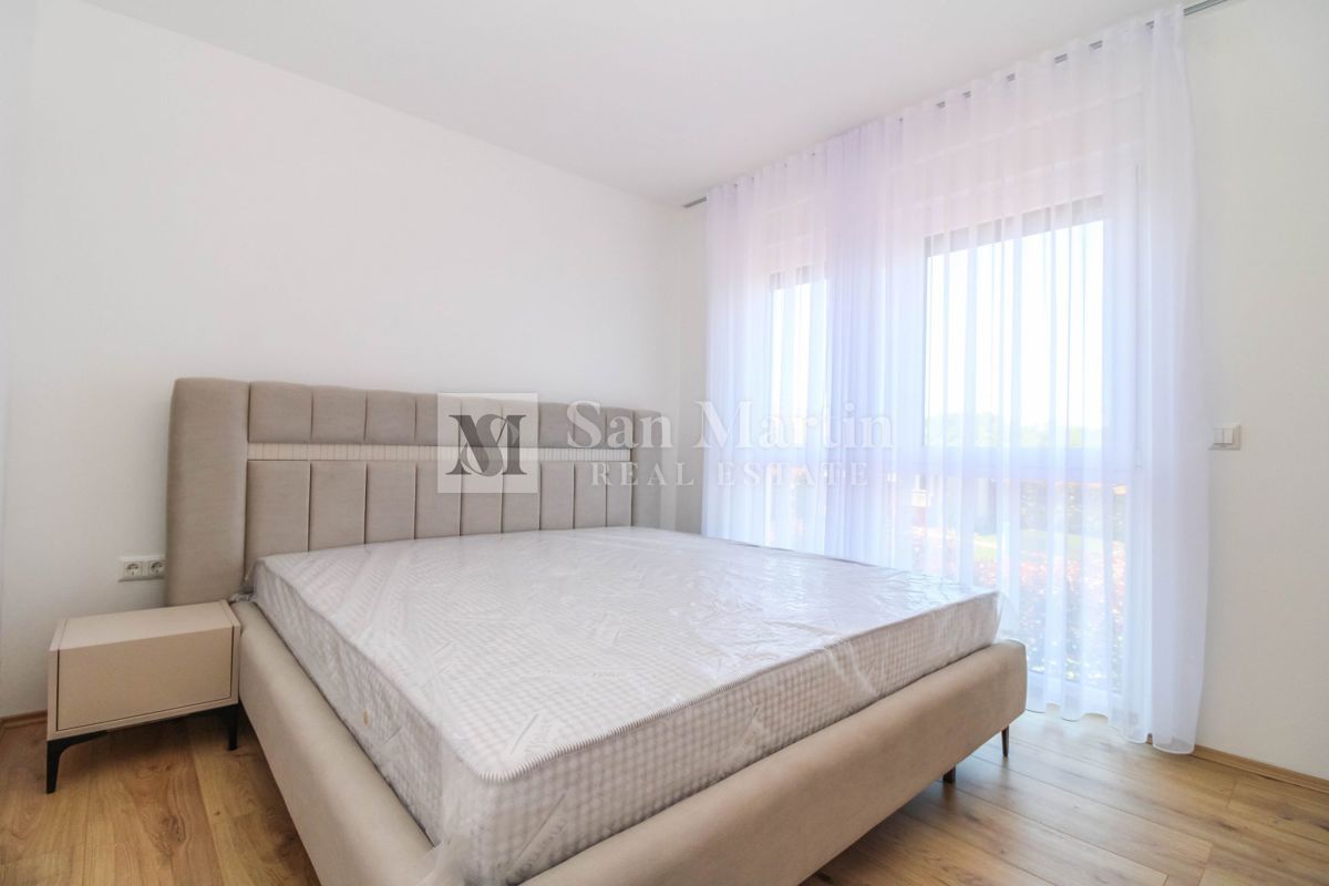 Umag - čudovita, moderna polpritlična hiša z bazenom