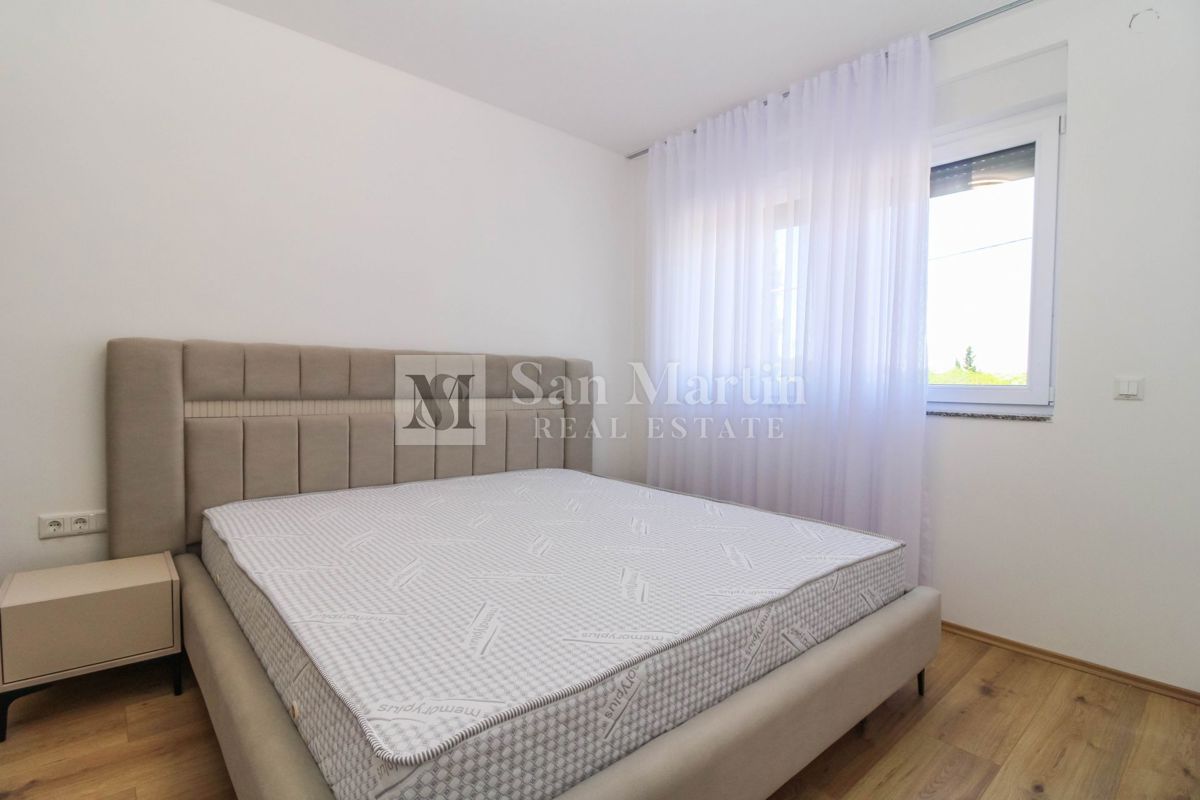 Umag - čudovita, moderna polpritlična hiša z bazenom