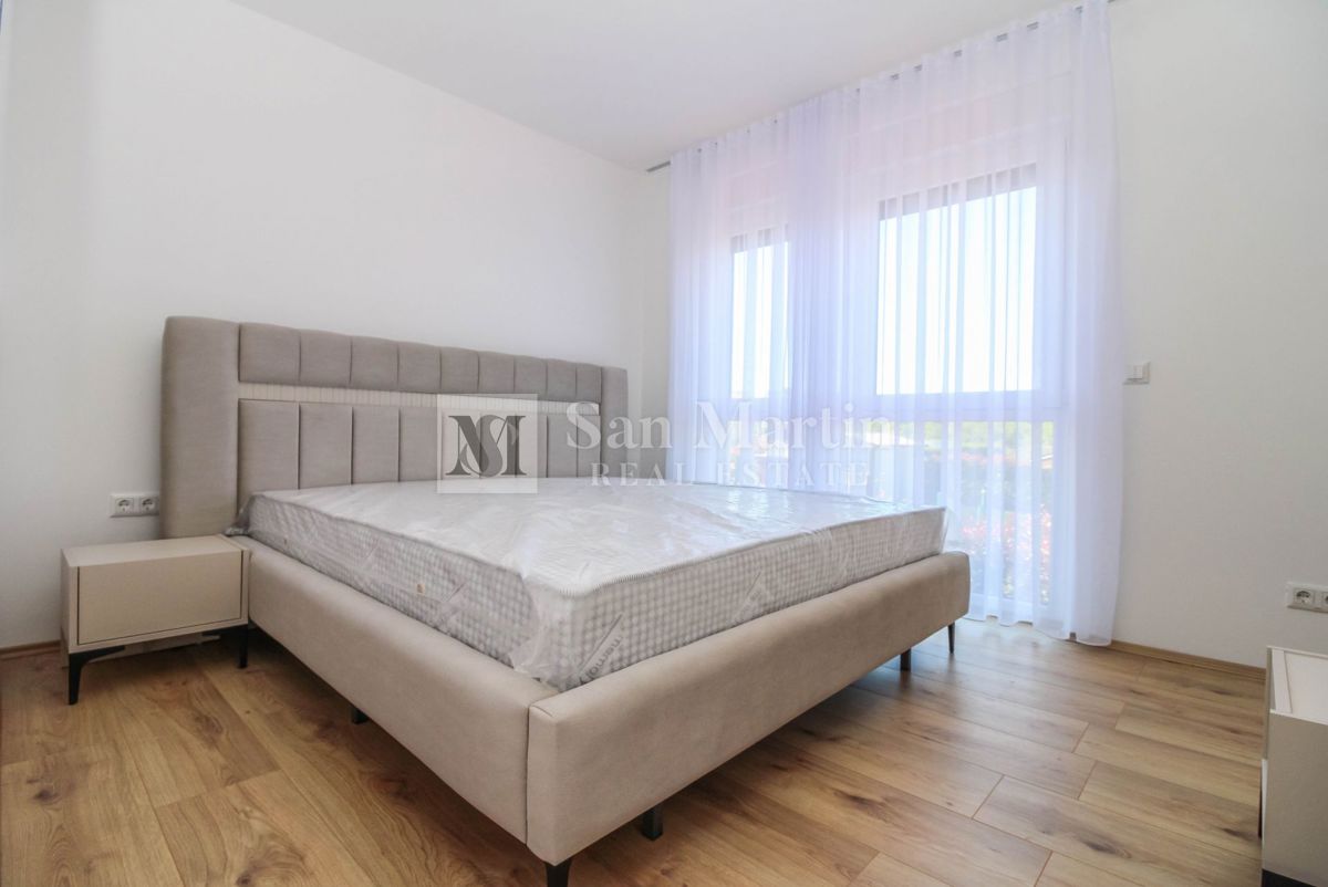 Umag - čudovita, moderna polpritlična hiša z bazenom