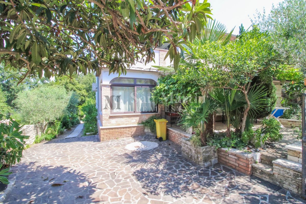 POREČ, Kuća's bazenom pokraj mora