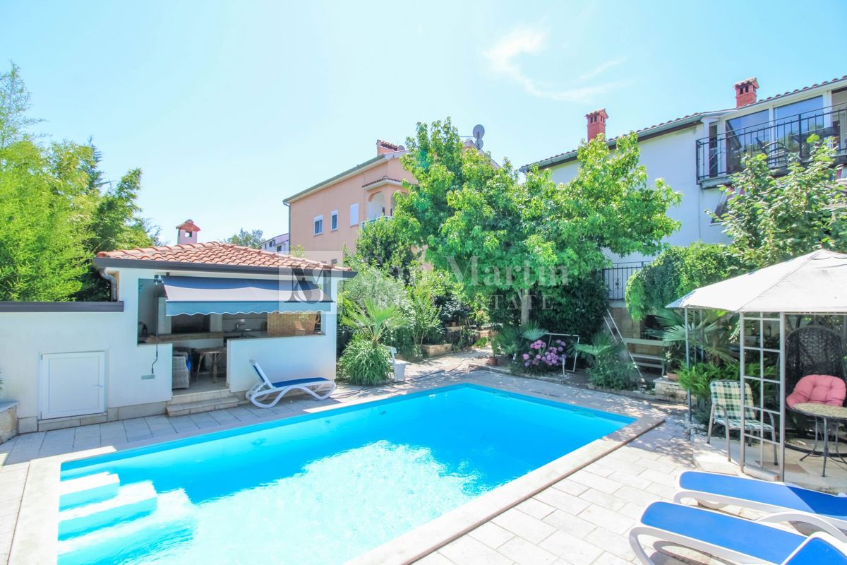 POREČ, Kuća's bazenom pokraj mora