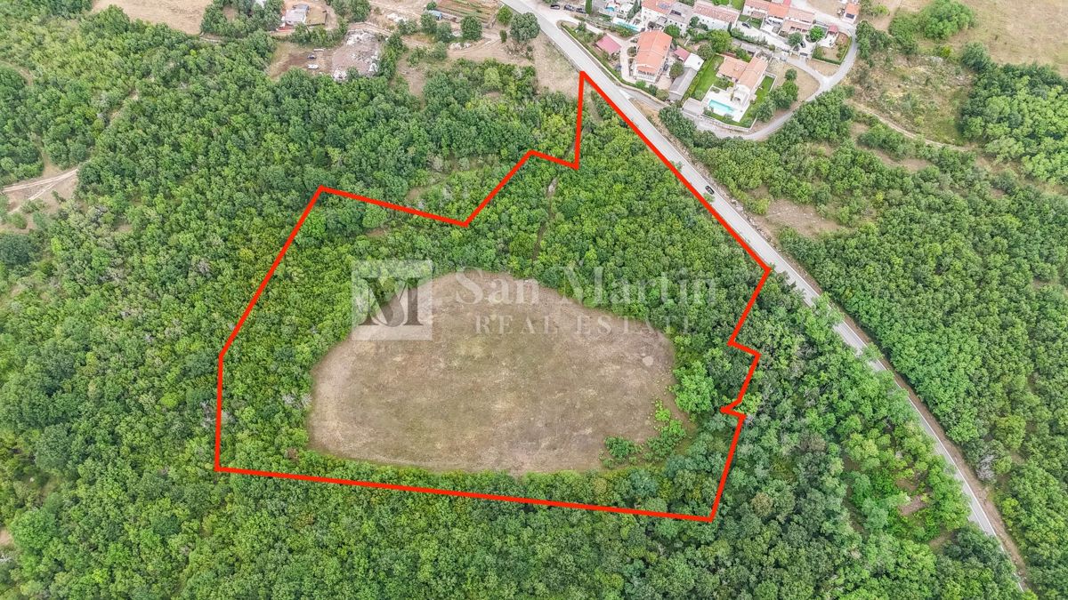 Poreč, okolica - Kmetijsko zemljišče 20.000 m2 ob cesti