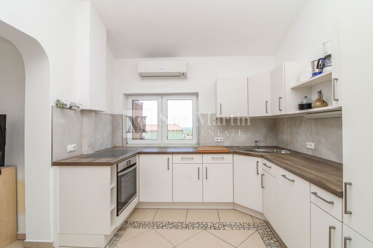 Hiša s 4 apartmaji, bazenom in ogromnim vrtom