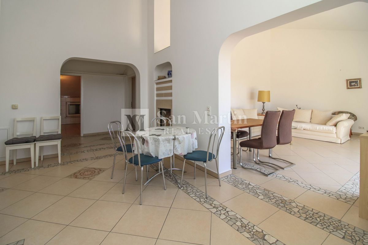 Hiša s 4 apartmaji, bazenom in ogromnim vrtom