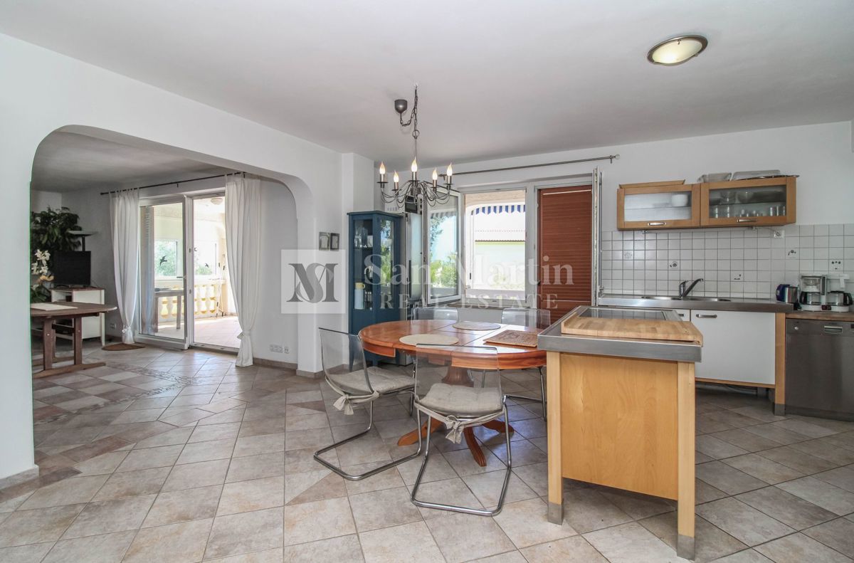 Hiša s 4 apartmaji, bazenom in ogromnim vrtom