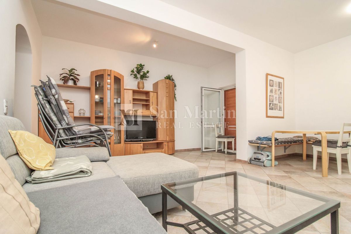 Hiša s 4 apartmaji, bazenom in ogromnim vrtom