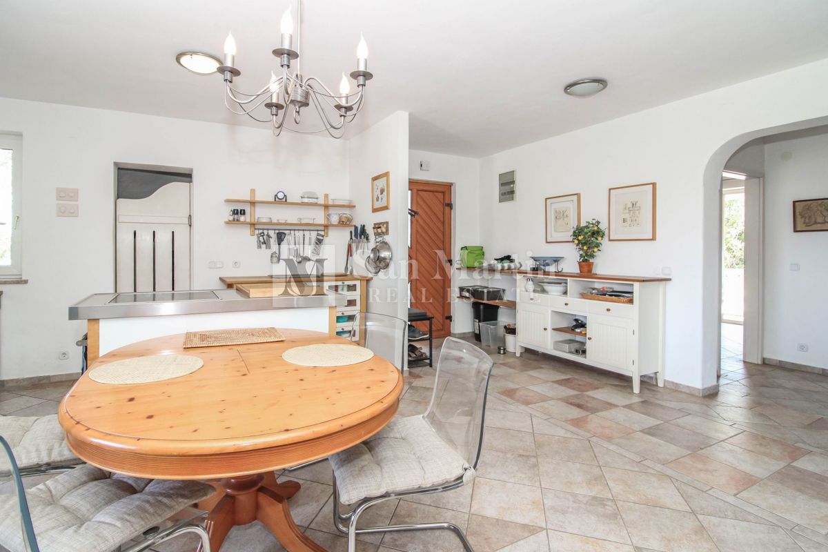 Hiša s 4 apartmaji, bazenom in ogromnim vrtom