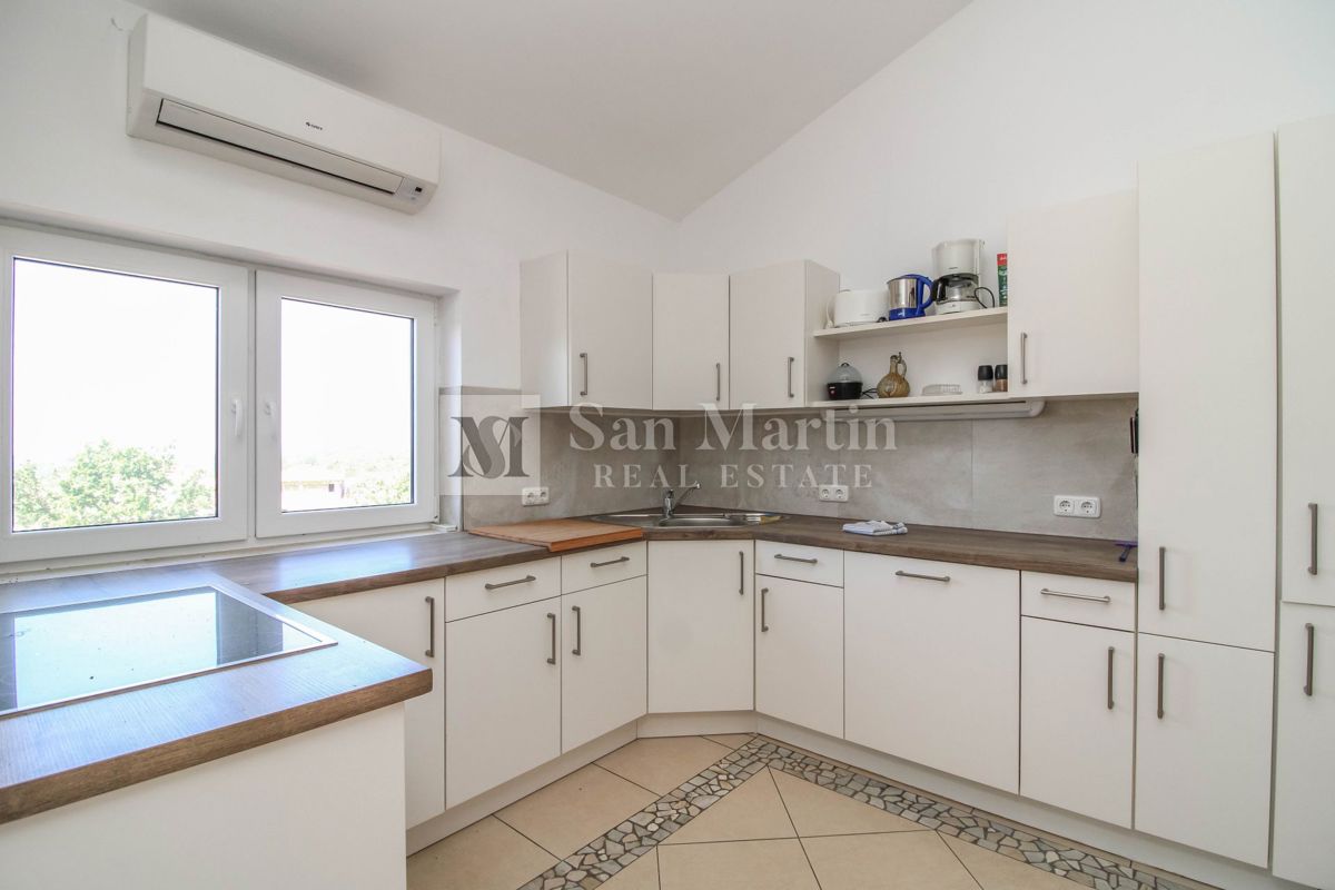 Hiša s 4 apartmaji, bazenom in ogromnim vrtom