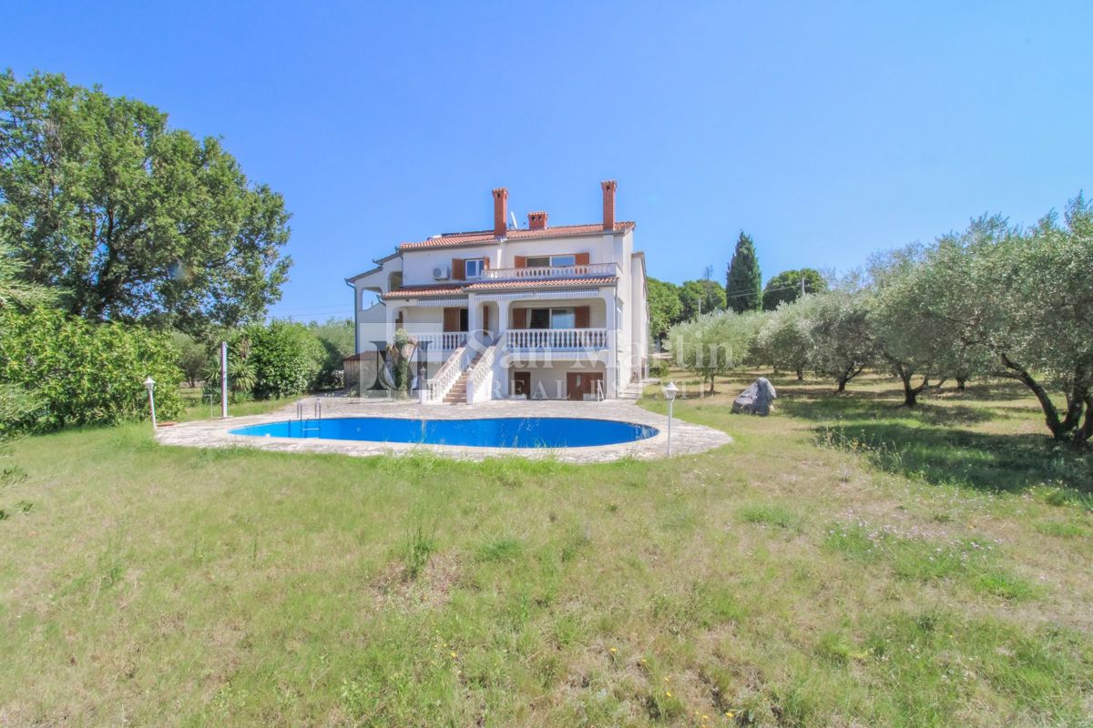 Hiša s 4 apartmaji, bazenom in ogromnim vrtom