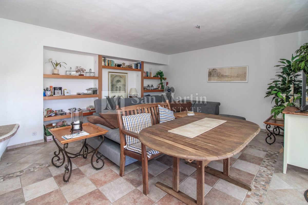 Hiša s 4 apartmaji, bazenom in ogromnim vrtom