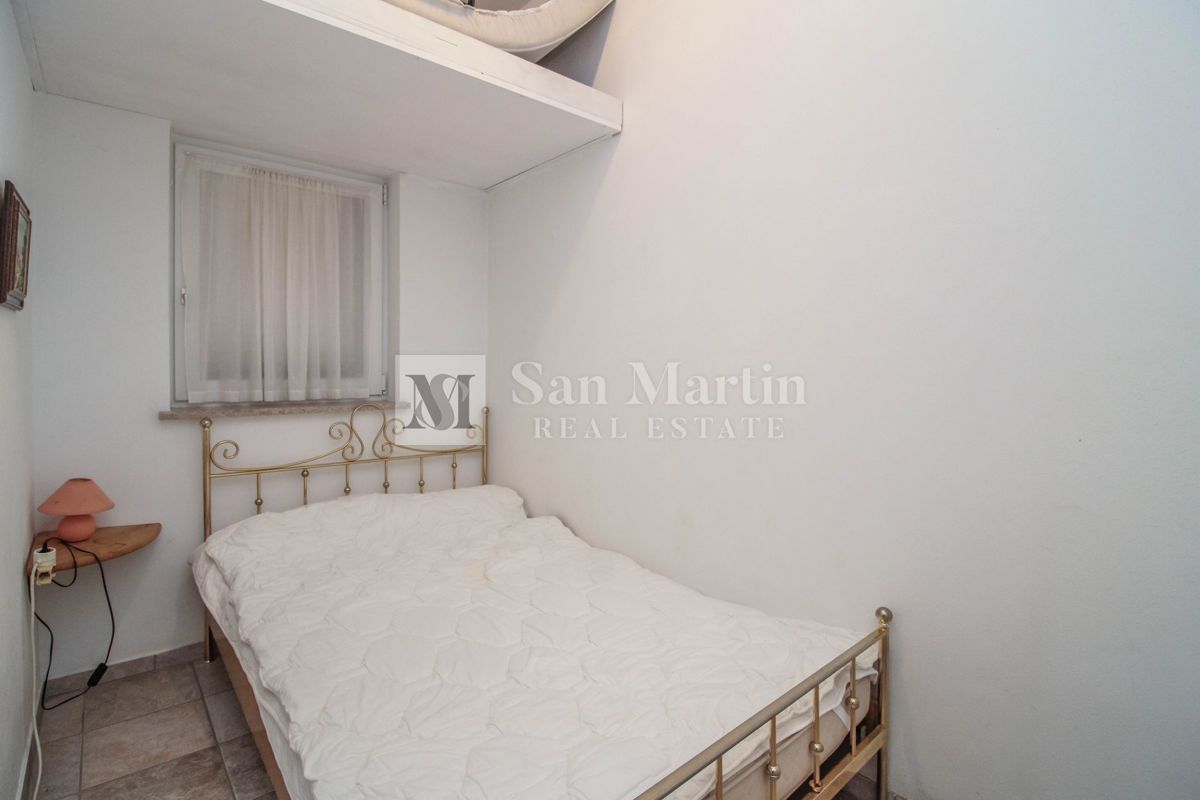 Hiša s 4 apartmaji, bazenom in ogromnim vrtom