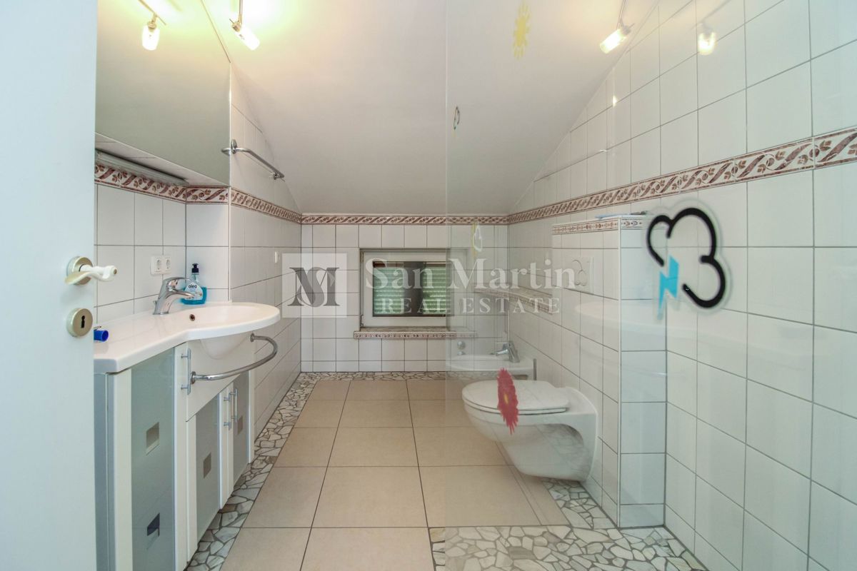 Hiša s 4 apartmaji, bazenom in ogromnim vrtom