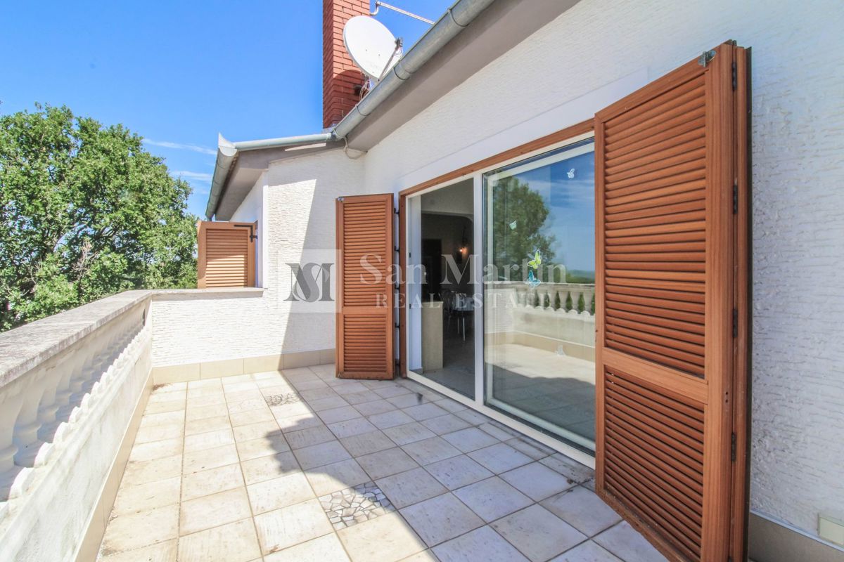 Hiša s 4 apartmaji, bazenom in ogromnim vrtom