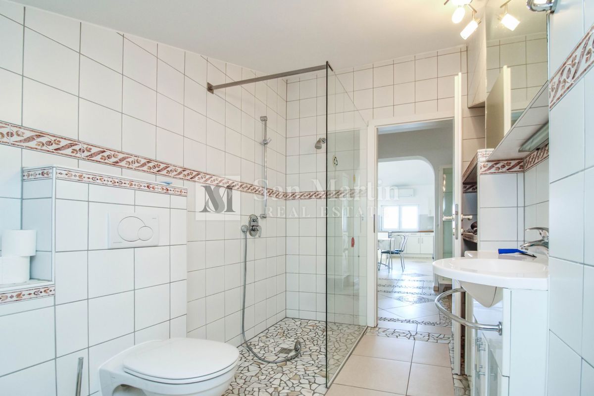 Hiša s 4 apartmaji, bazenom in ogromnim vrtom
