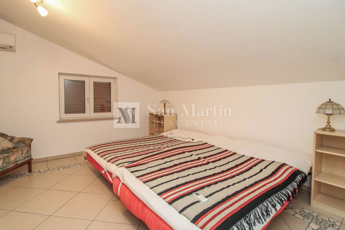 Hiša s 4 apartmaji, bazenom in ogromnim vrtom