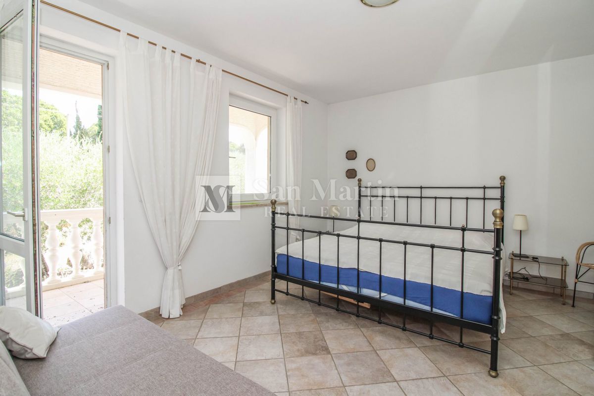 Hiša s 4 apartmaji, bazenom in ogromnim vrtom