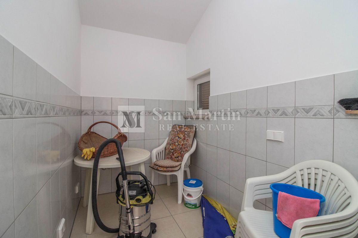 Hiša s 4 apartmaji, bazenom in ogromnim vrtom