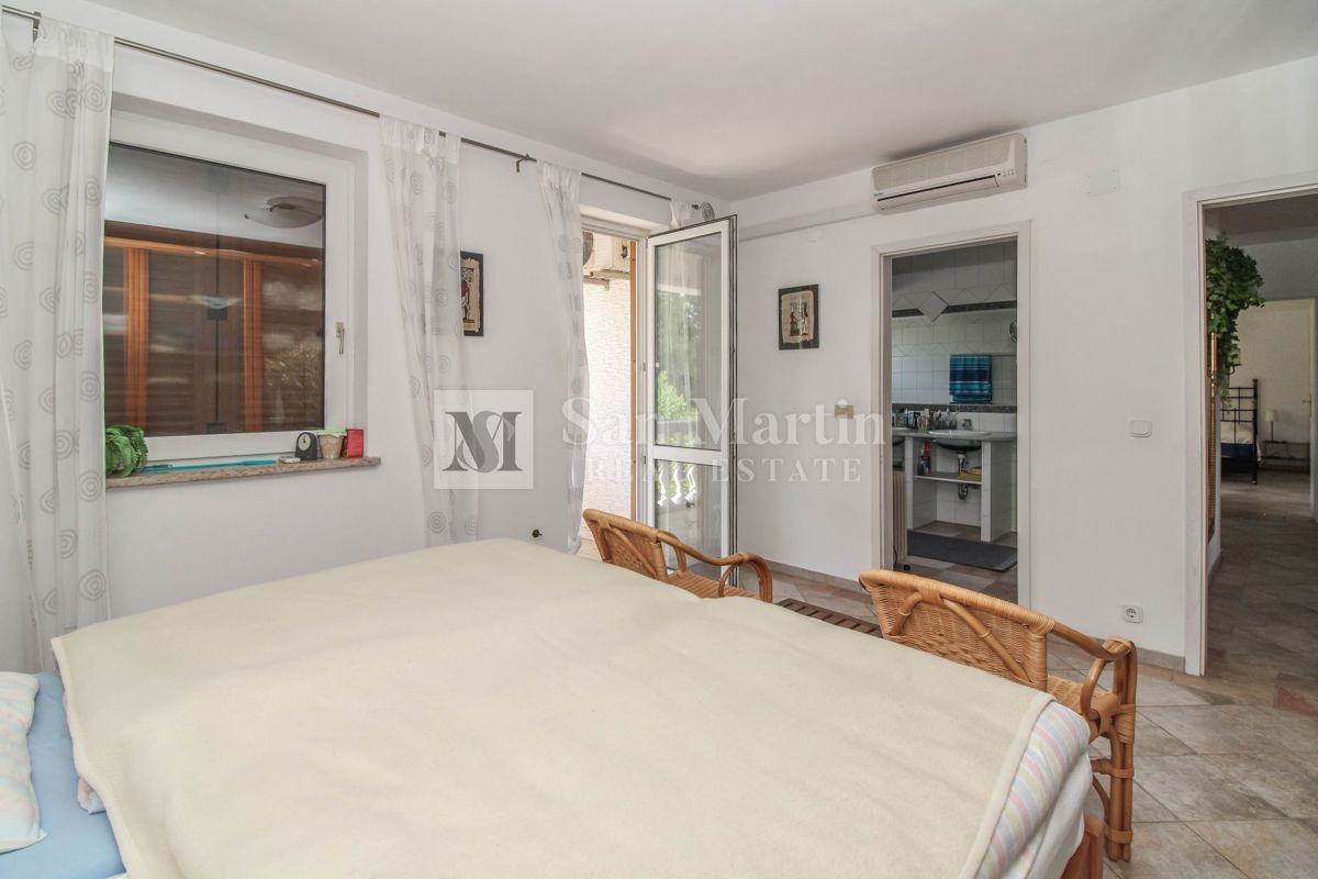 Hiša s 4 apartmaji, bazenom in ogromnim vrtom