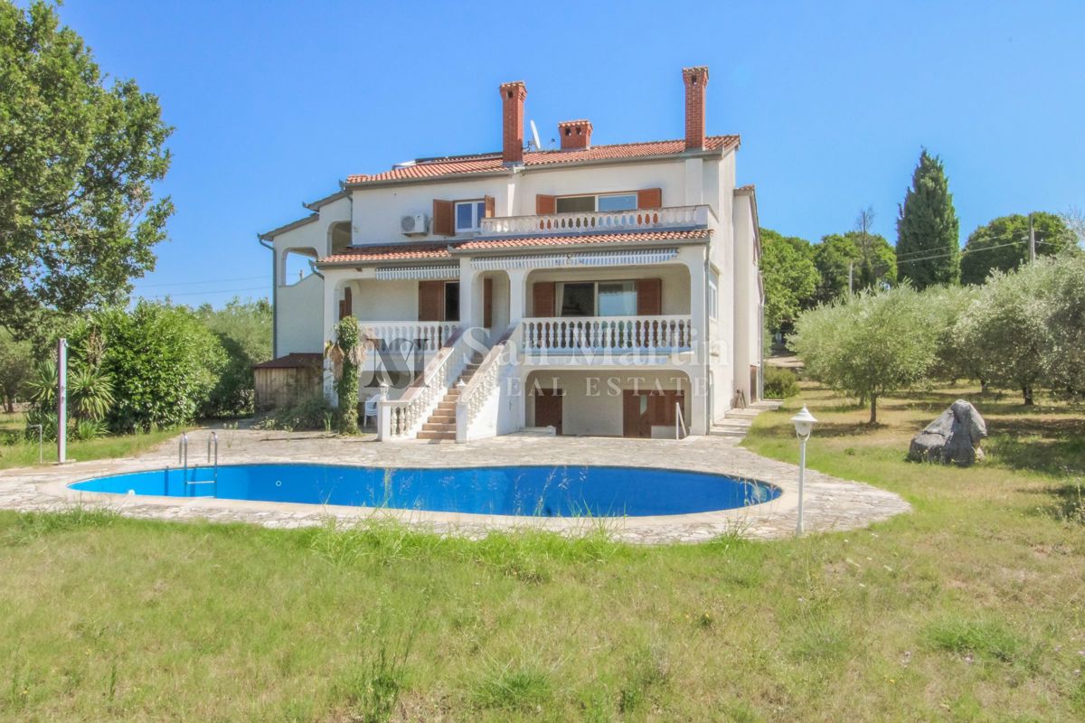 Hiša s 4 apartmaji, bazenom in ogromnim vrtom