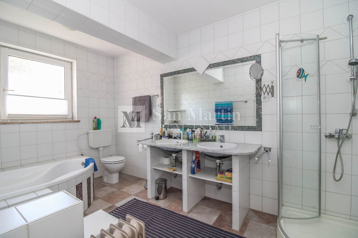 Hiša s 4 apartmaji, bazenom in ogromnim vrtom