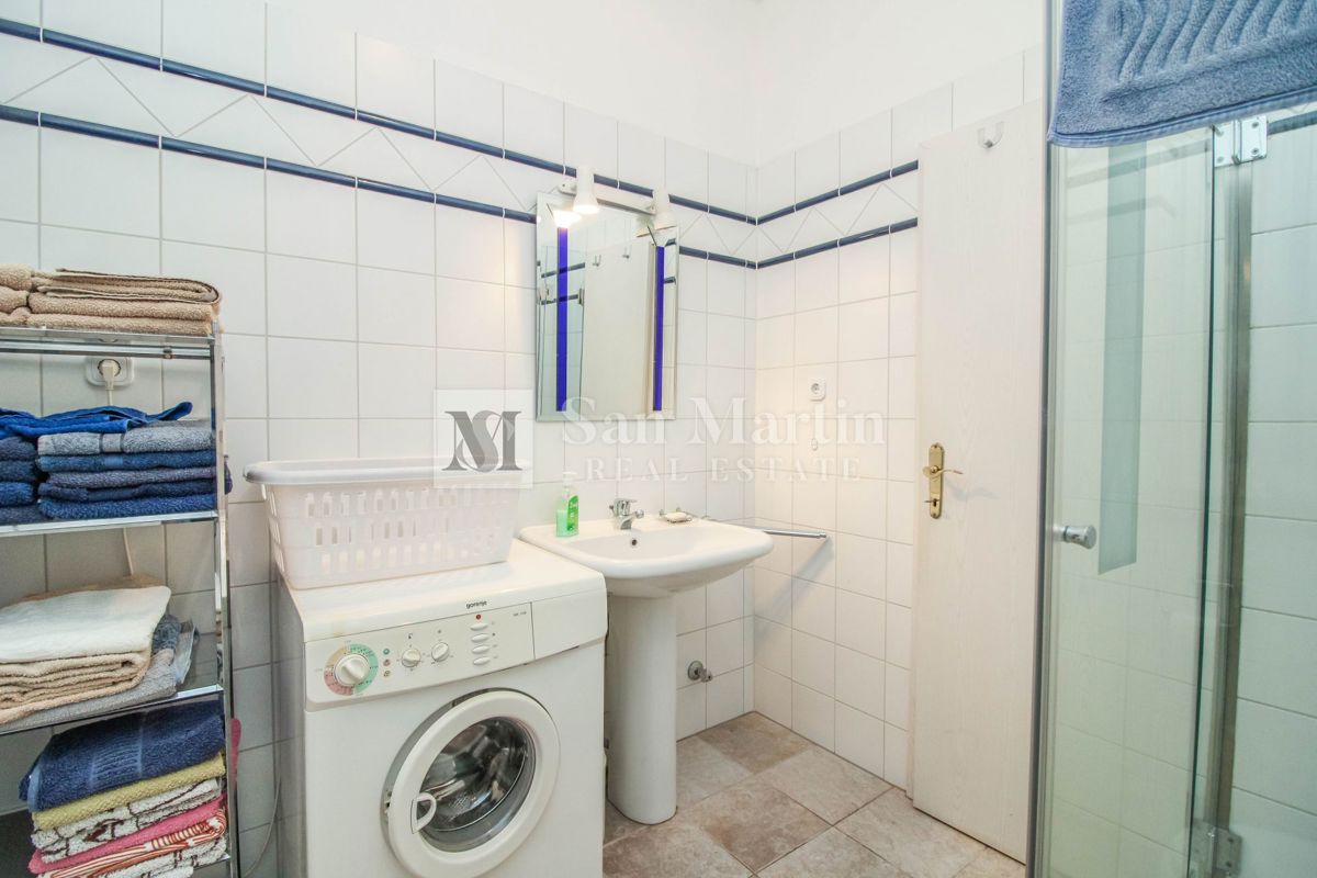 Hiša s 4 apartmaji, bazenom in ogromnim vrtom