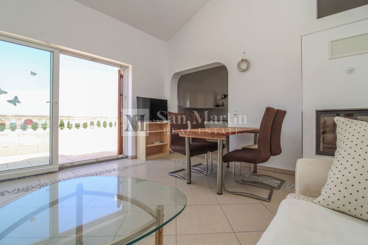 Hiša s 4 apartmaji, bazenom in ogromnim vrtom