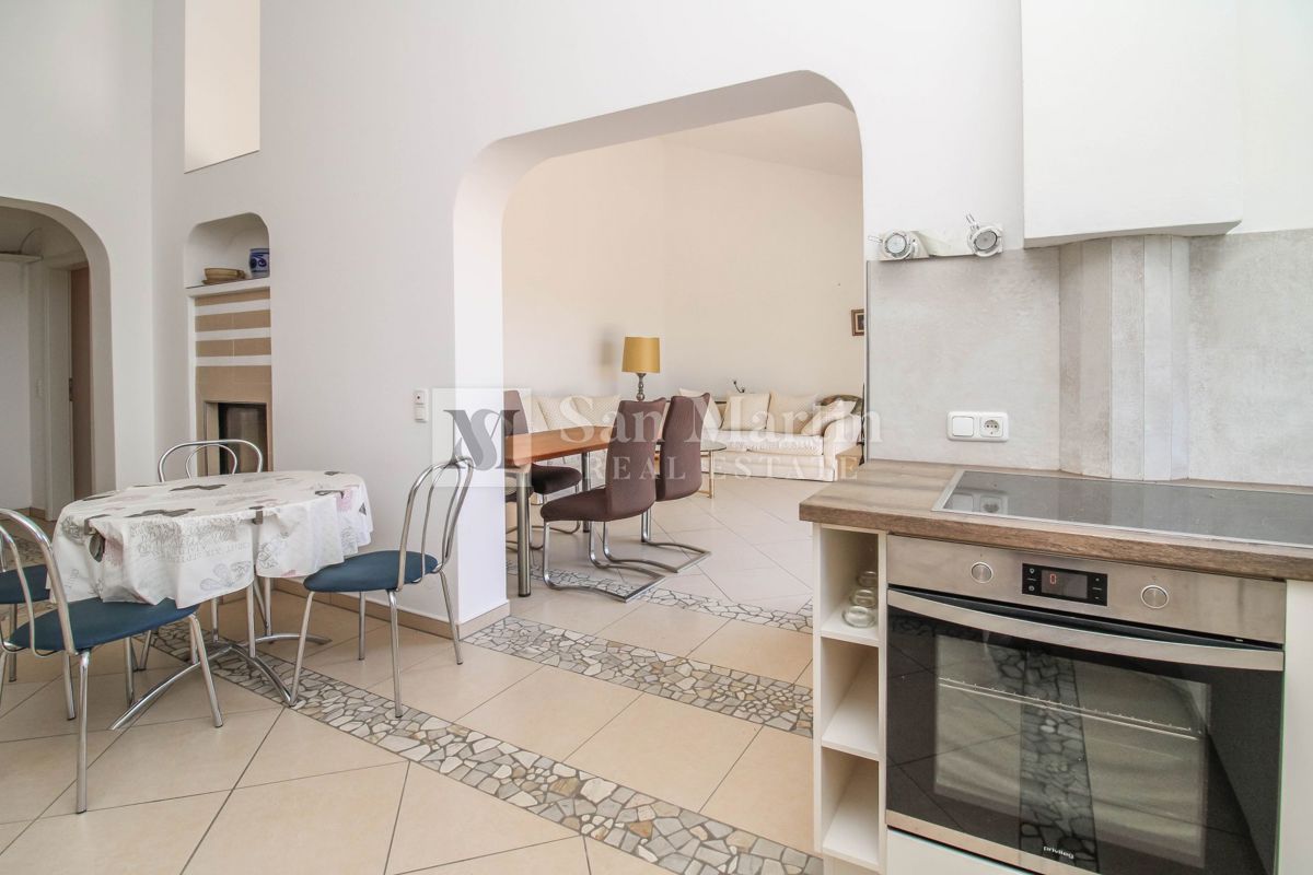 Hiša s 4 apartmaji, bazenom in ogromnim vrtom