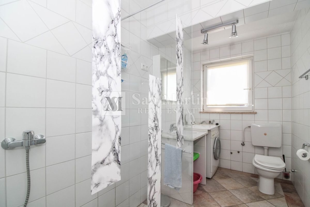 Hiša s 4 apartmaji, bazenom in ogromnim vrtom