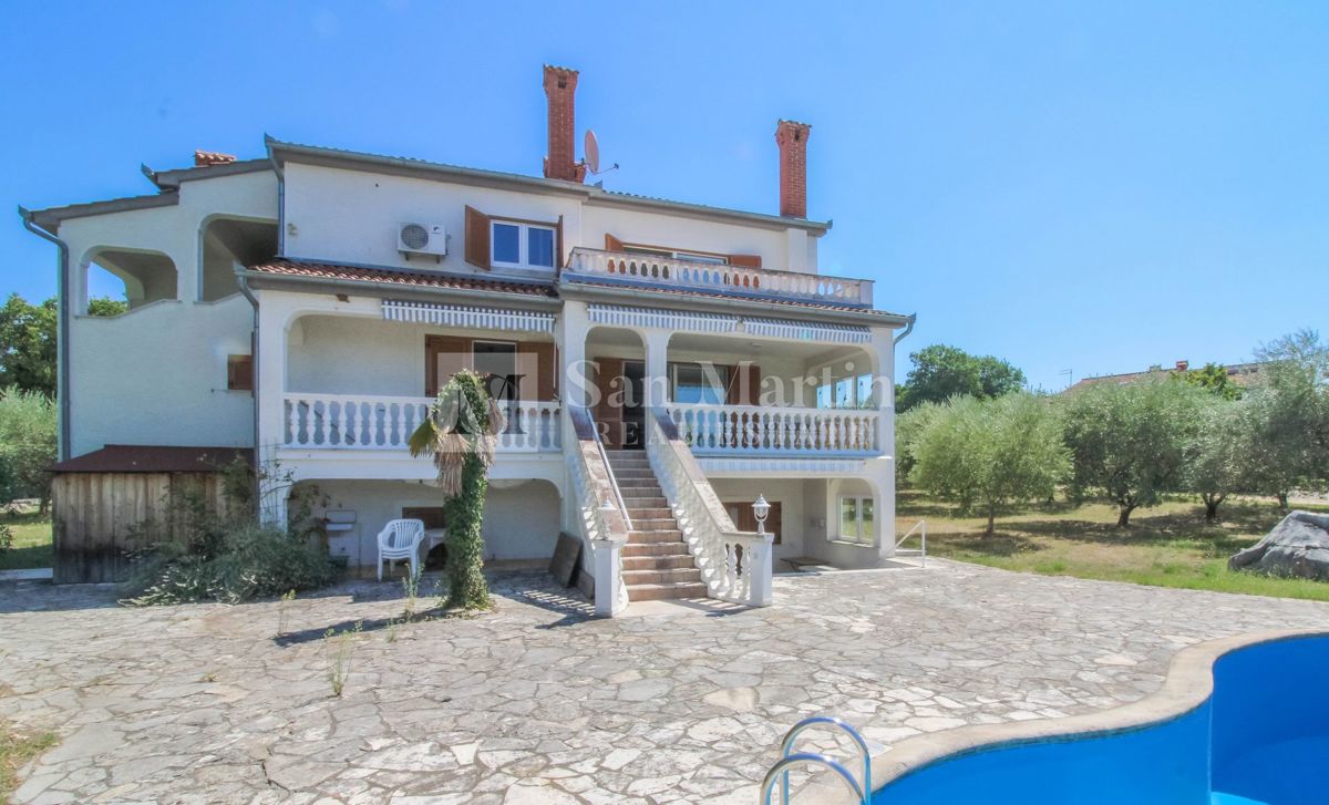 Hiša s 4 apartmaji, bazenom in ogromnim vrtom