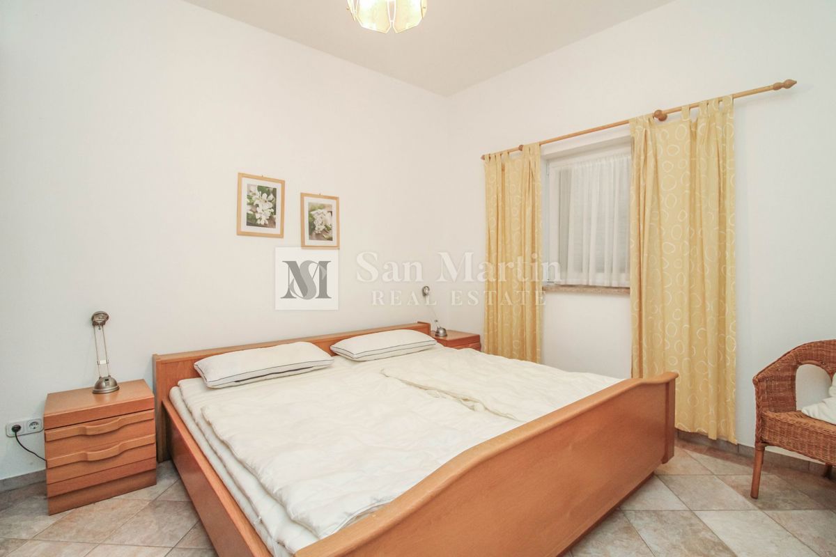 Hiša s 4 apartmaji, bazenom in ogromnim vrtom