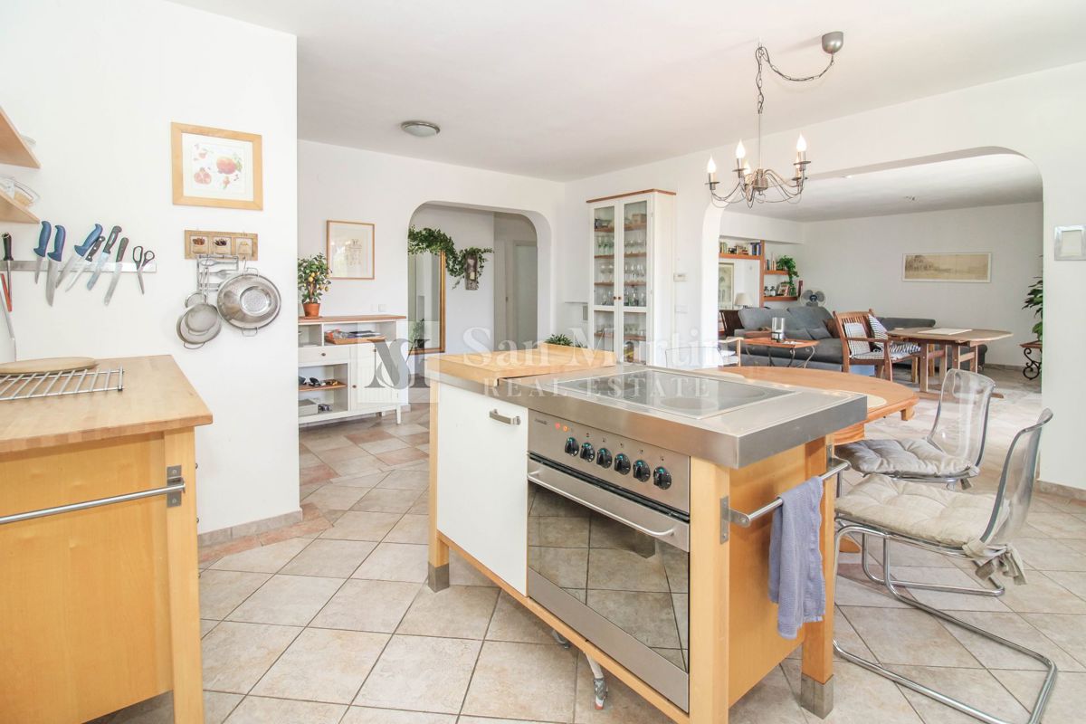 Hiša s 4 apartmaji, bazenom in ogromnim vrtom
