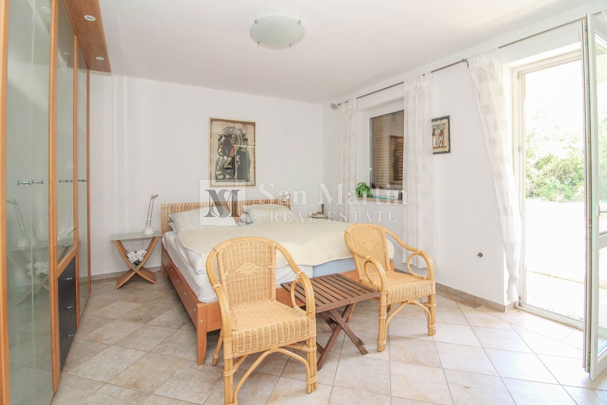 Hiša s 4 apartmaji, bazenom in ogromnim vrtom