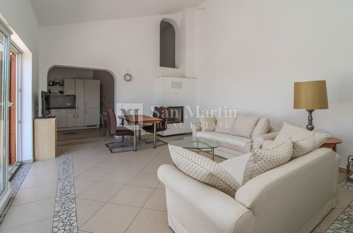Hiša s 4 apartmaji, bazenom in ogromnim vrtom