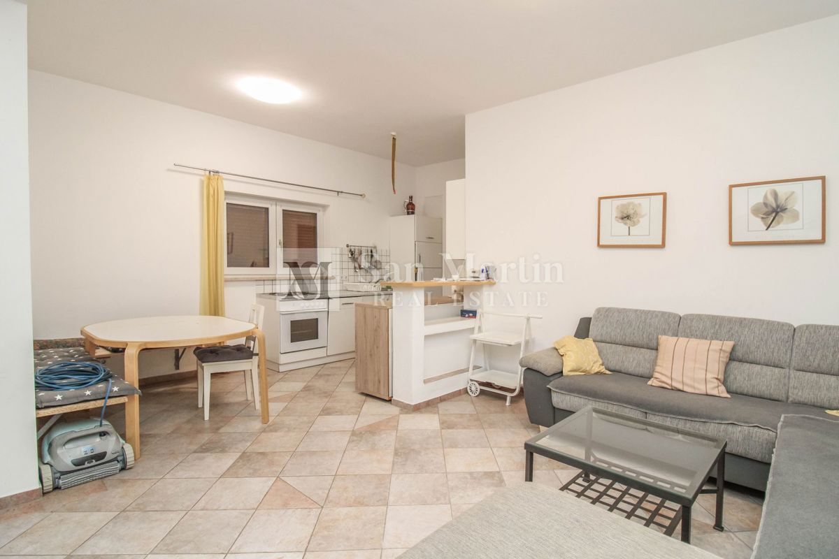 Hiša s 4 apartmaji, bazenom in ogromnim vrtom