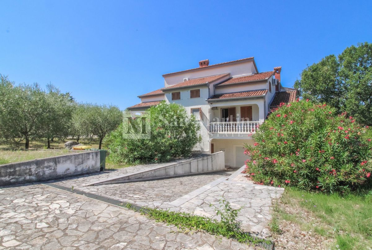 Hiša s 4 apartmaji, bazenom in ogromnim vrtom